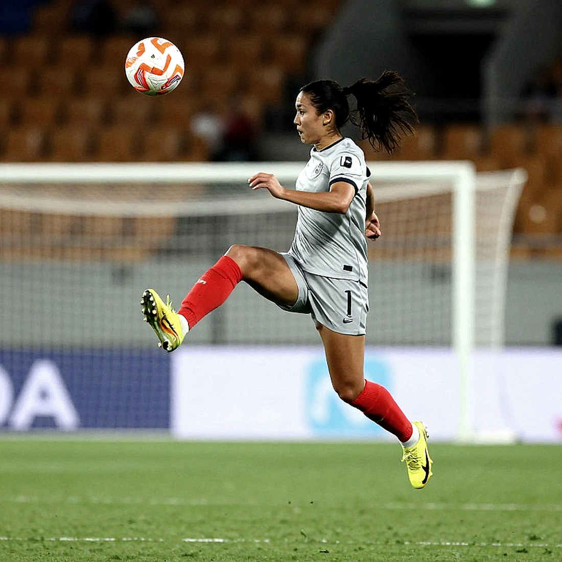 Bên trong trần lương V.League: 312 hợp đồng, 7 câu lạc bộ và 43% khoảng trống