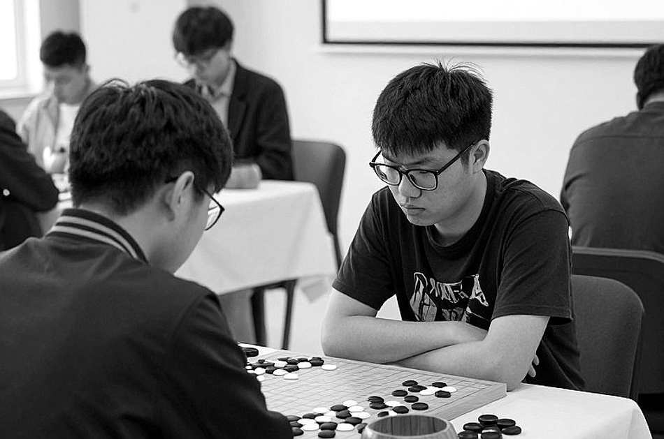FIDE giữa hai bàn cờ: Rosenstein, Carlsen và nước đi chưa ai dám đi